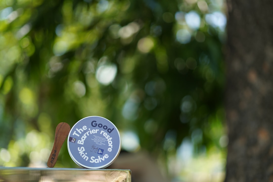 Rode droge vlekken op de huid: waar komen ze vandaan en wat kun je doen?
