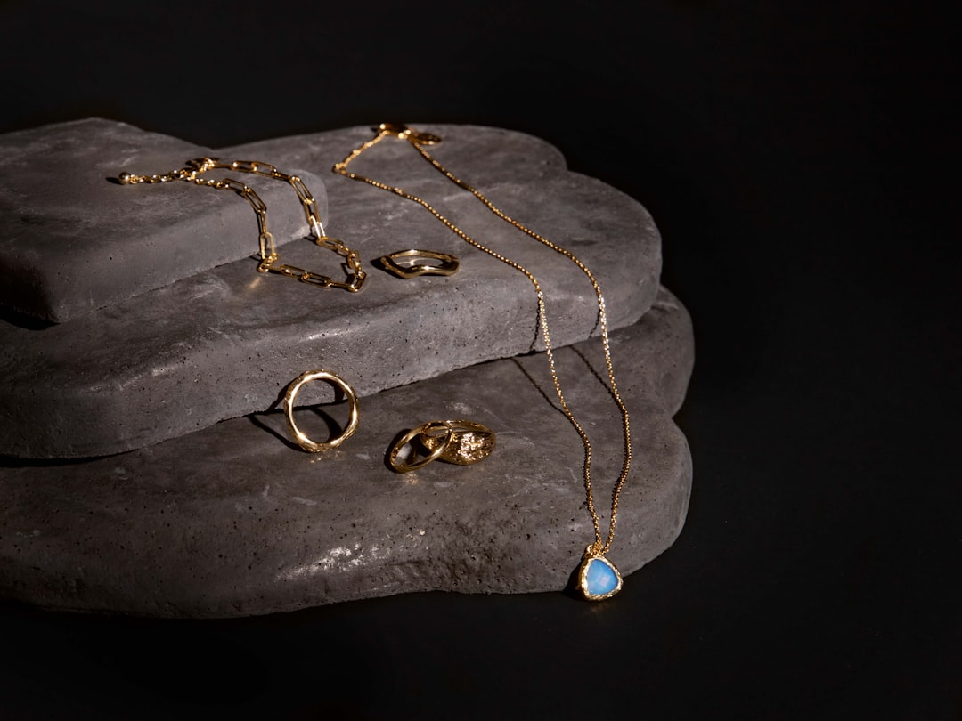Sieraden in 2026: van fijne gouden kettingen tot opvallende statement pieces